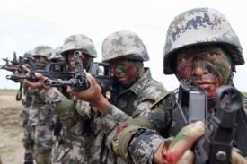 Čínští vojáci při přípravě na společné cvičení s Rusy.